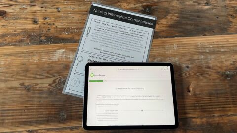 Ein Tablet mit einer Online-Umfrage liegt auf einem Tisch