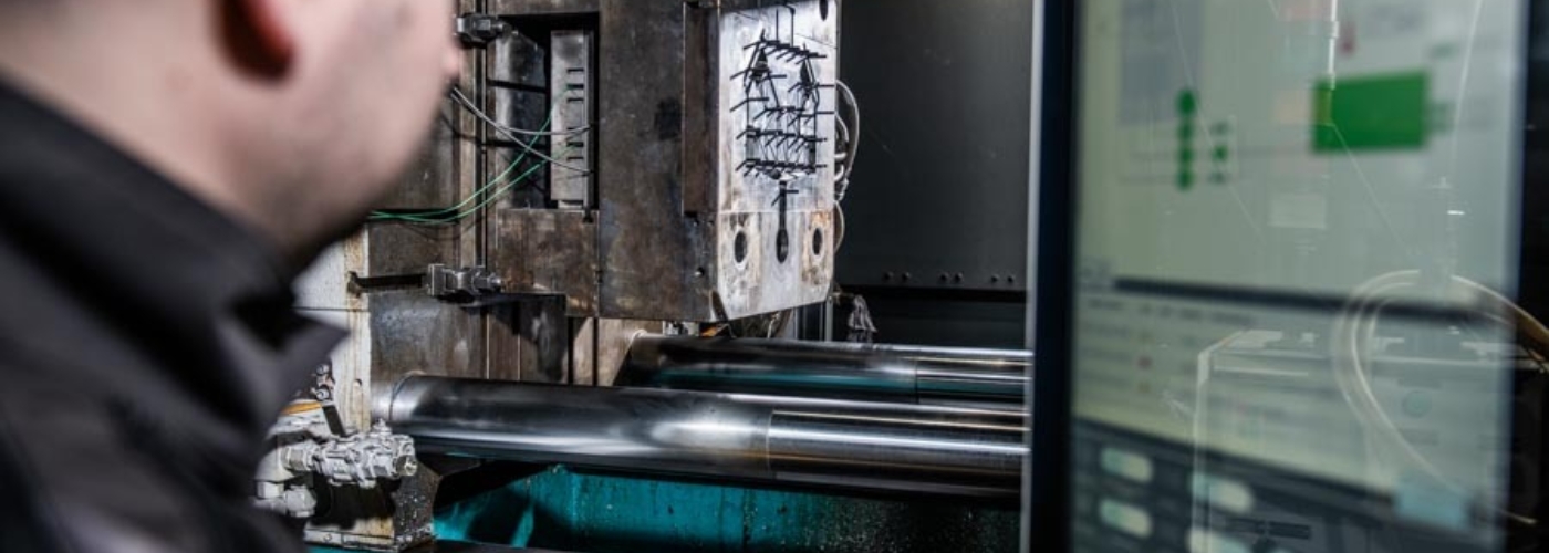 Mitarbeiter vor einer Druckgießanlage