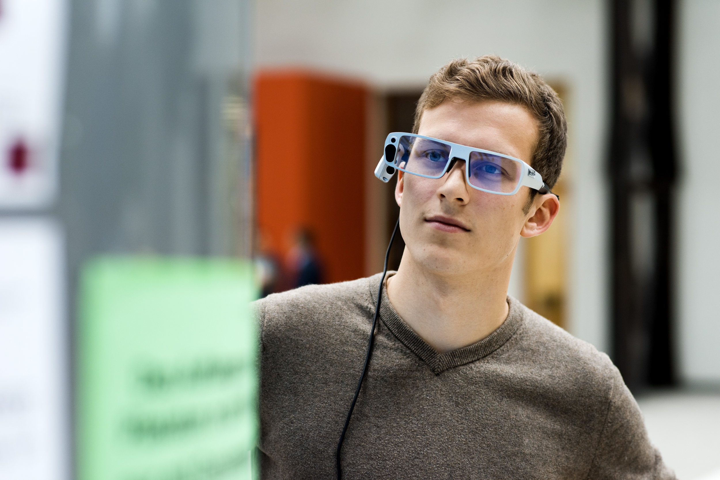 Mann mit Eyetracking-Brille