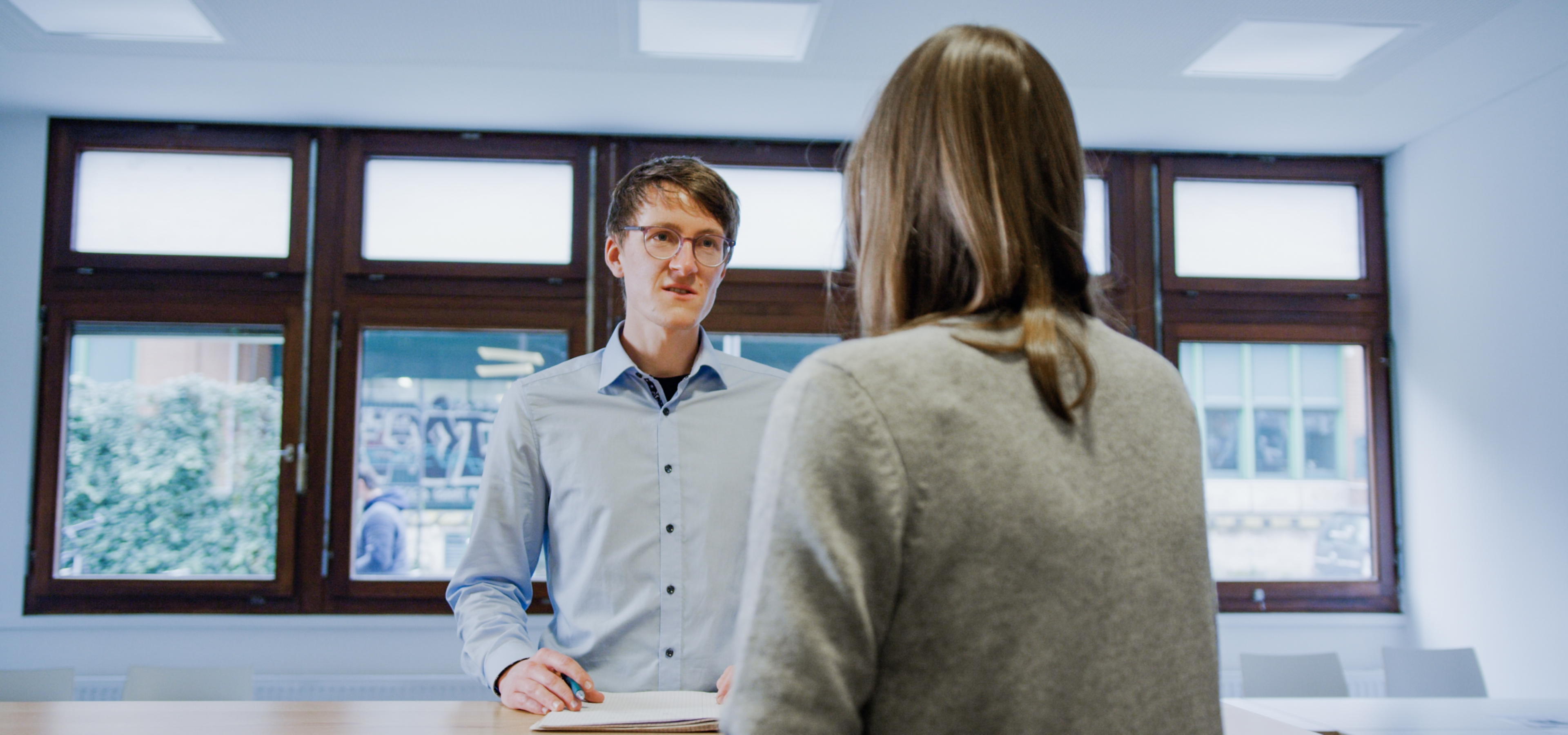 Zwei Personen interagieren miteinander