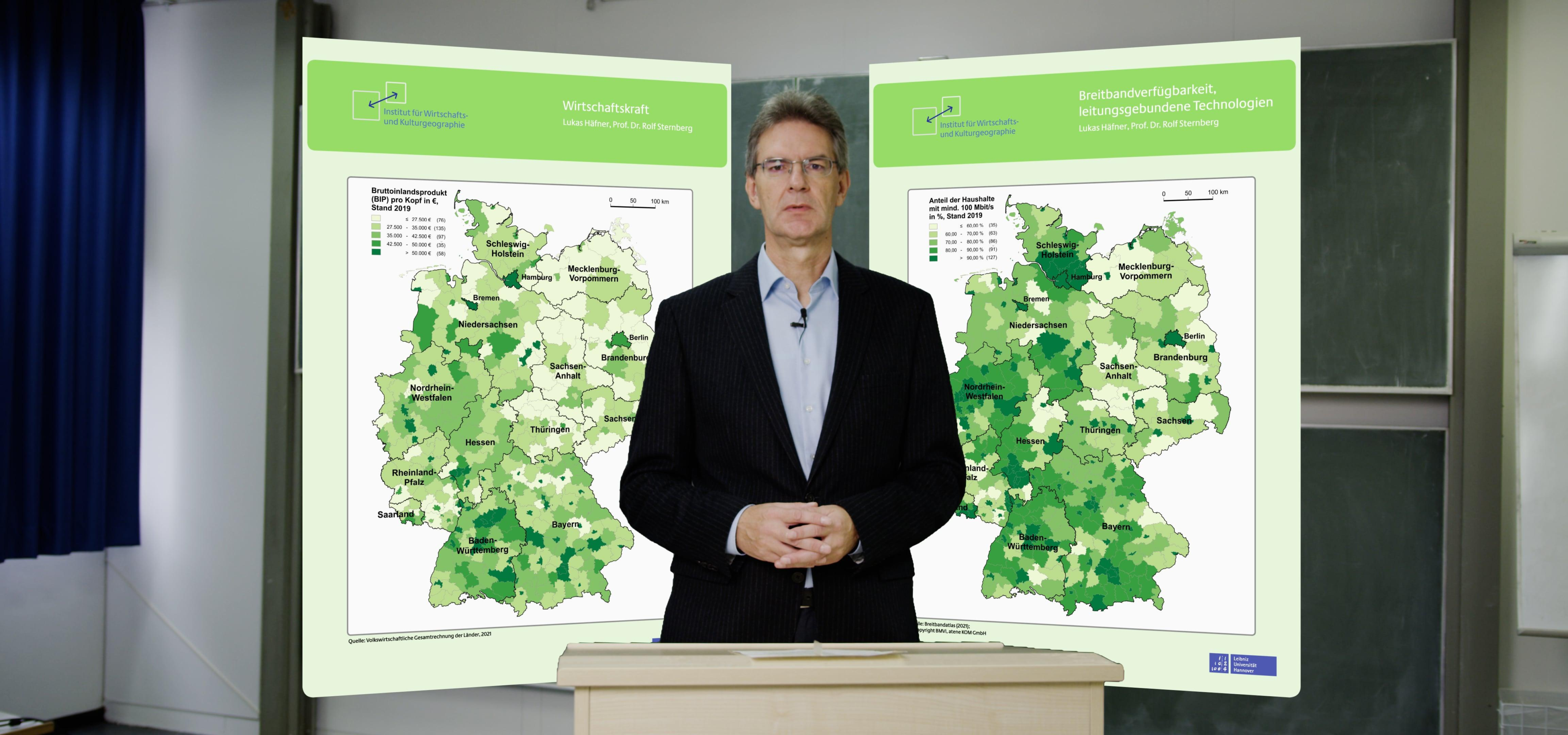 Mann steht vor zwei Karten von Deutschland