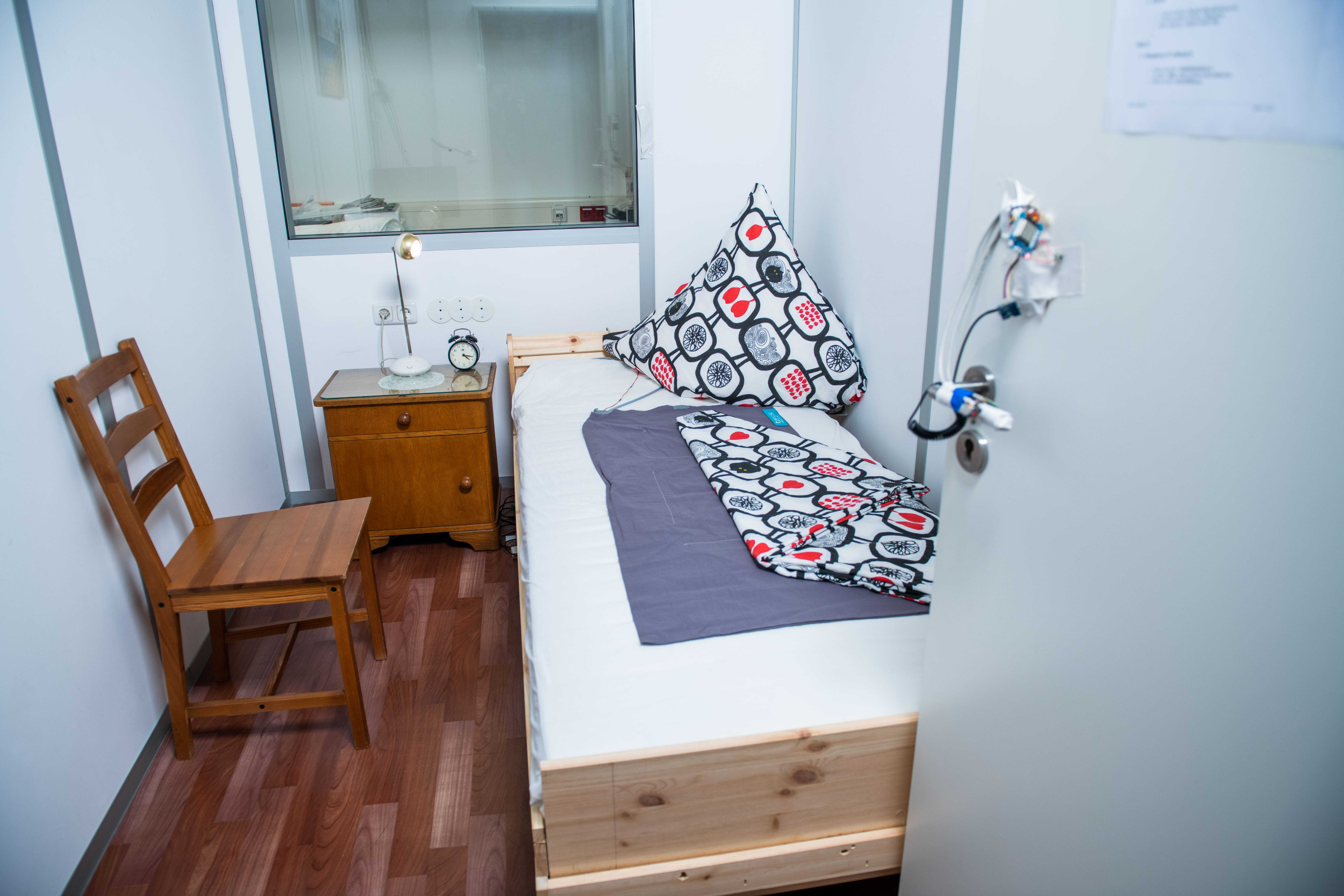 Zimmer mit Bett und Stuhl