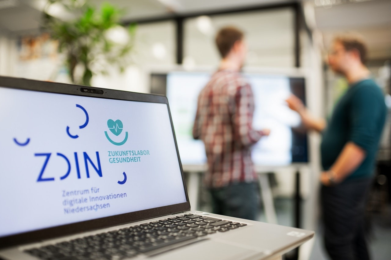 Laptop mit ZDIN Logo auf dem Bildschirm