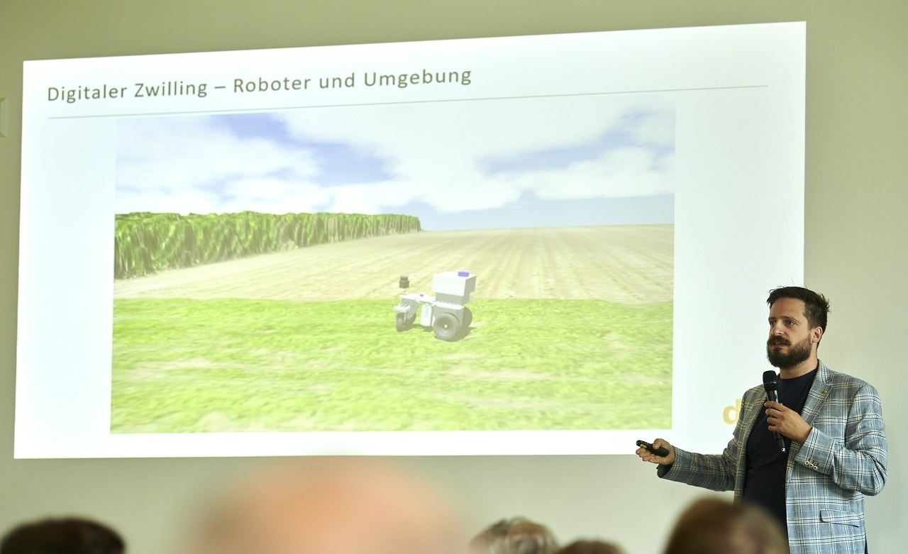Ein Mann hält eine Präsentation