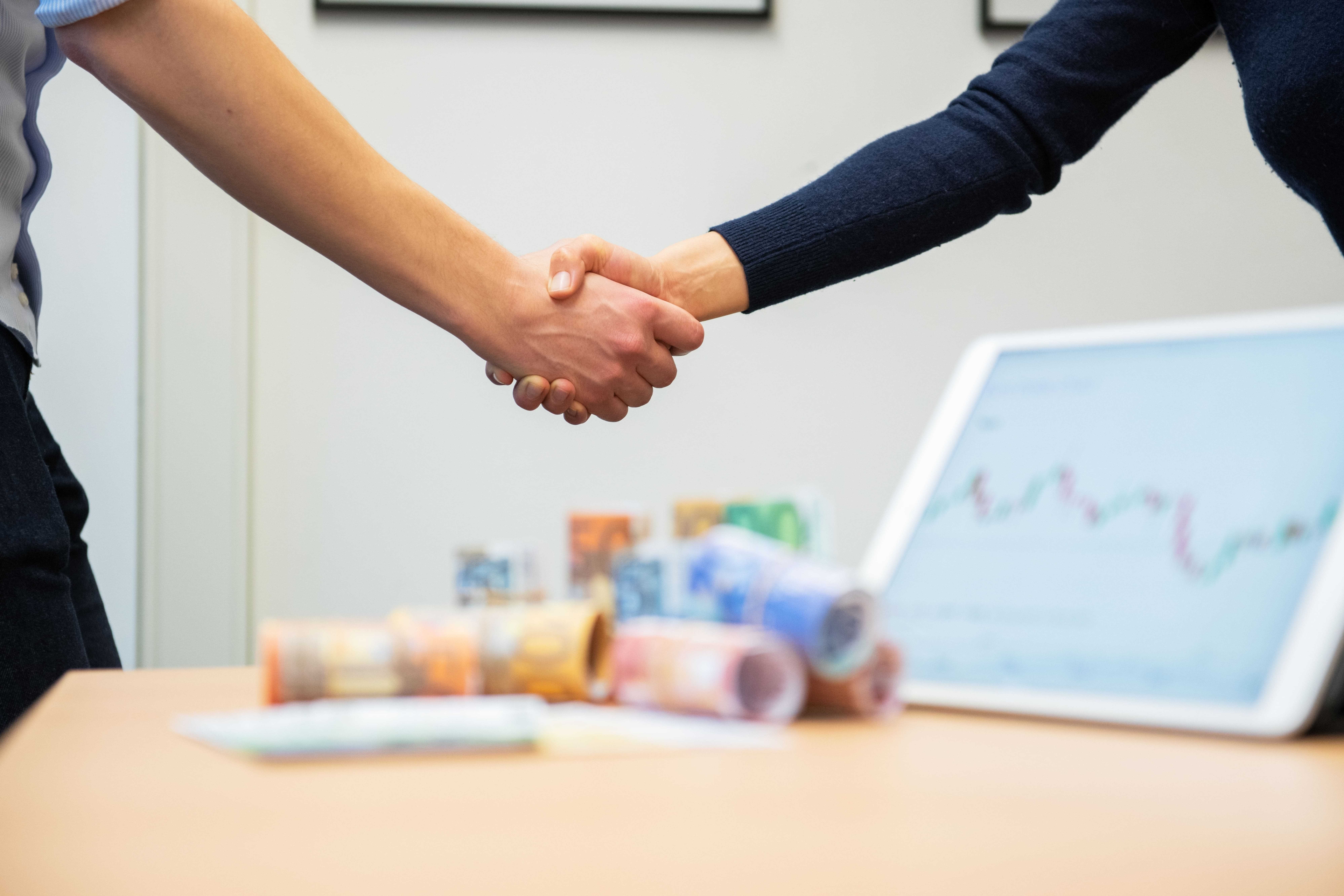 Handschlag zwischen zwei Menschen