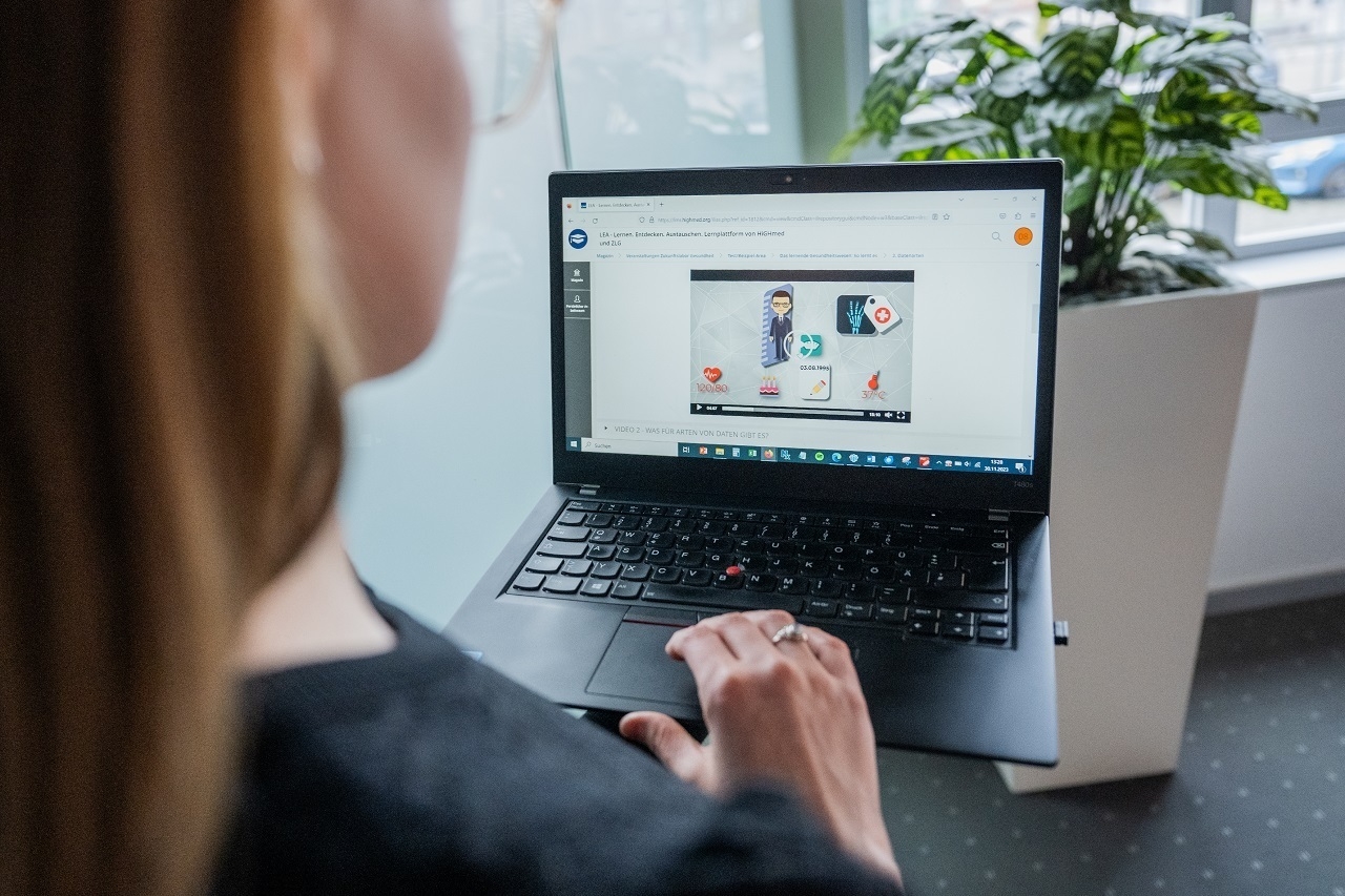 Eine Frau am Laptop.