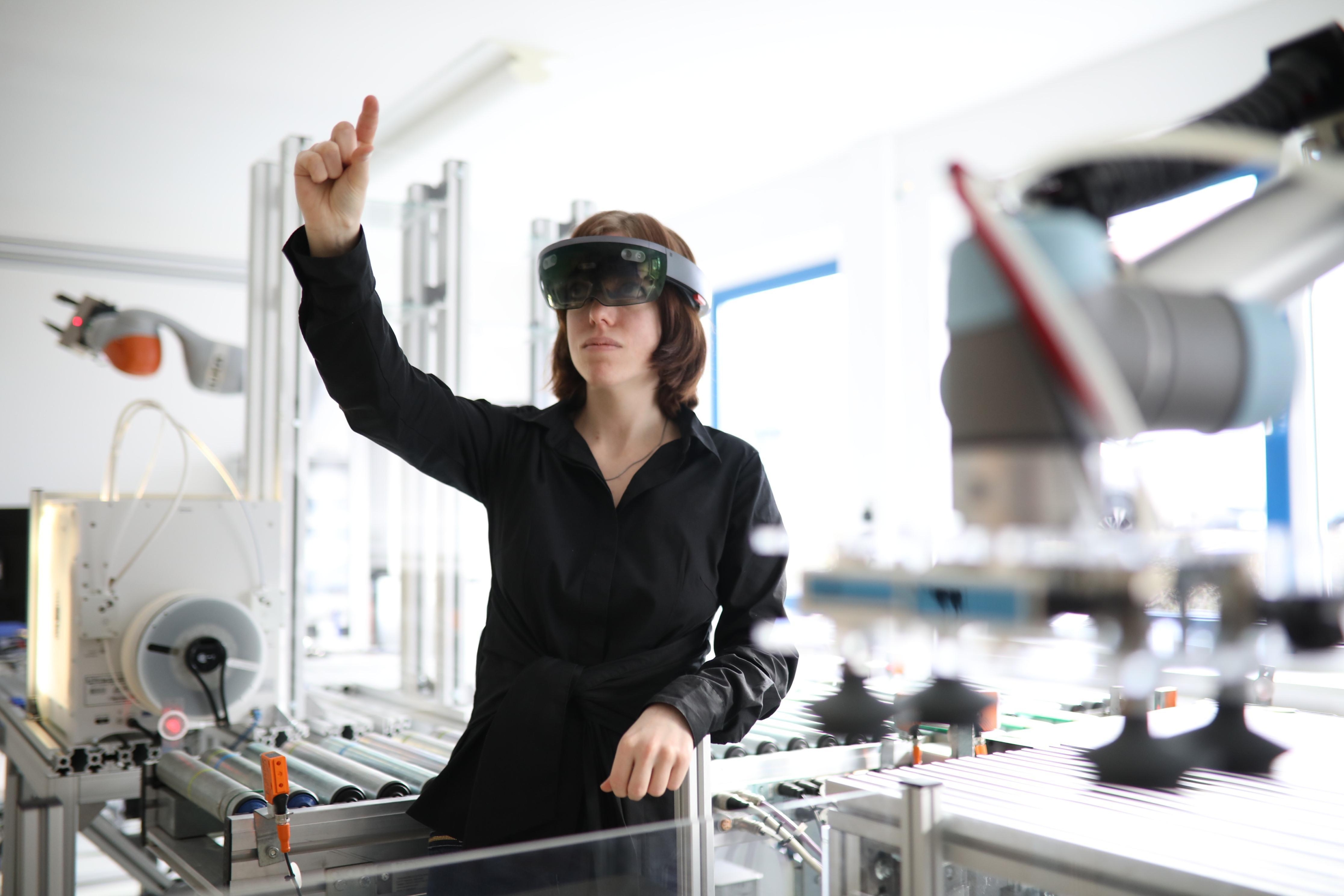 Person mit VR-Brille auf dem Kopf