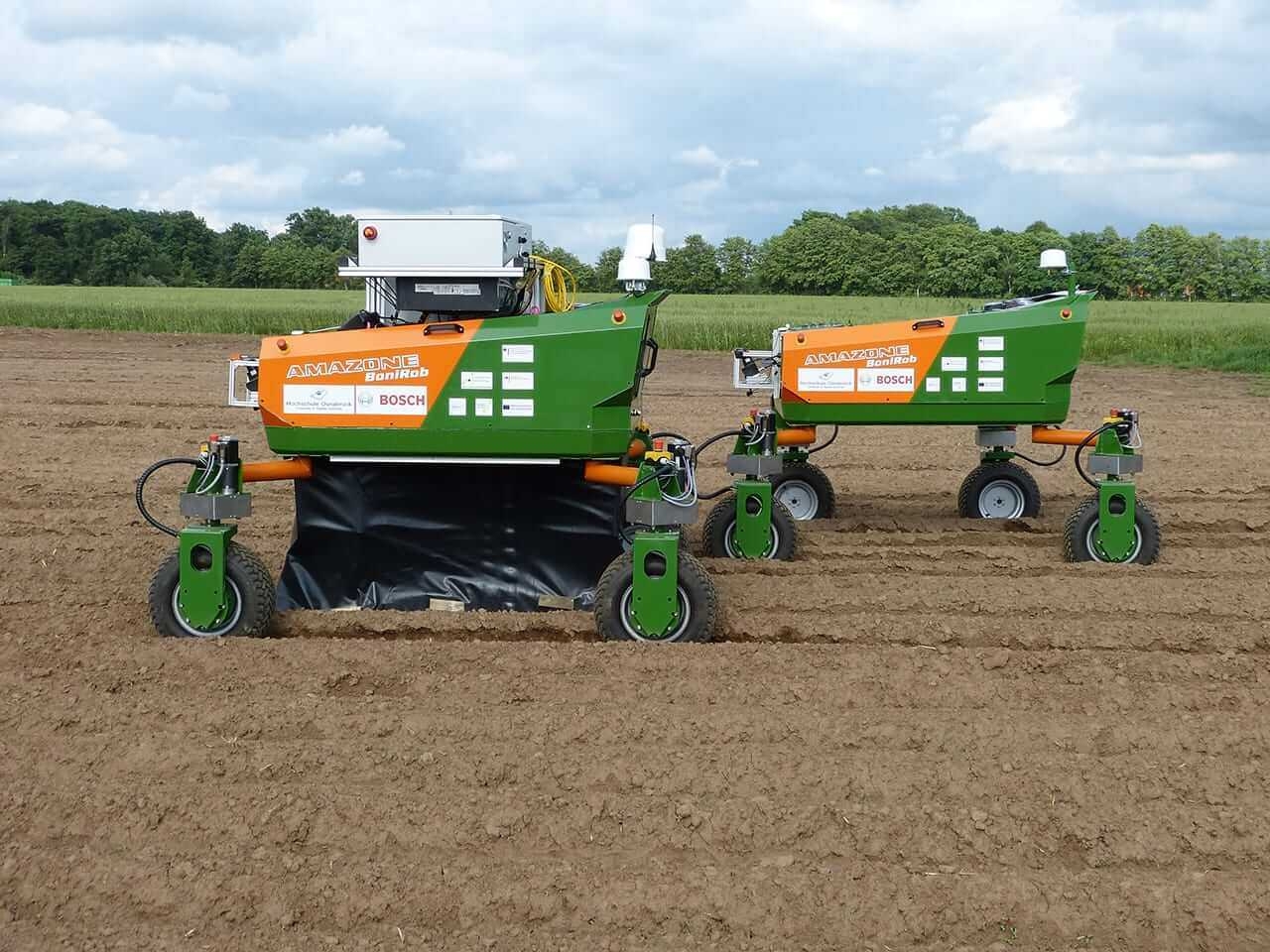 Landwirtschaftliche Maschine fährt über ein Feld