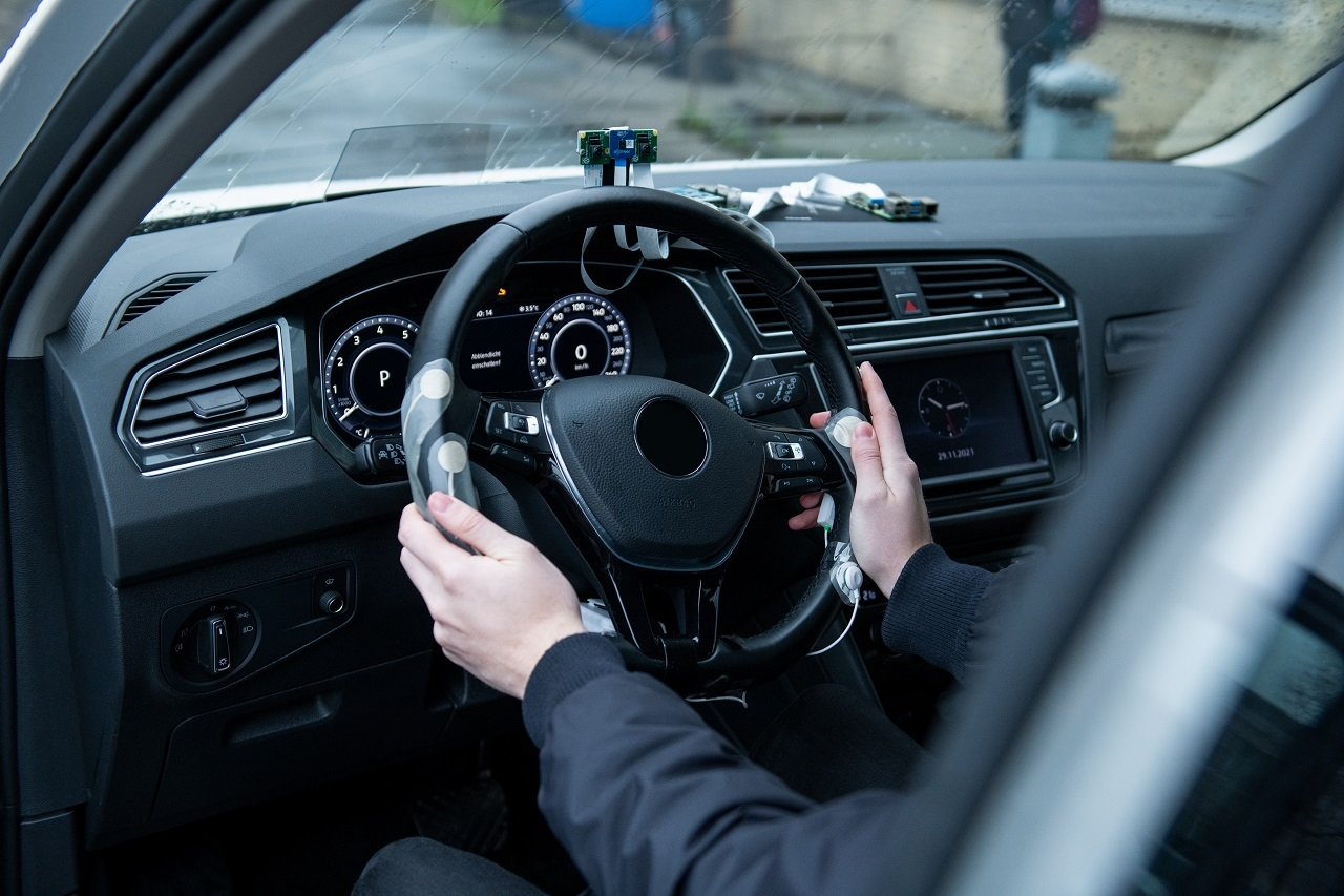 Person sitzt an Steuer eines Fahrzeuges