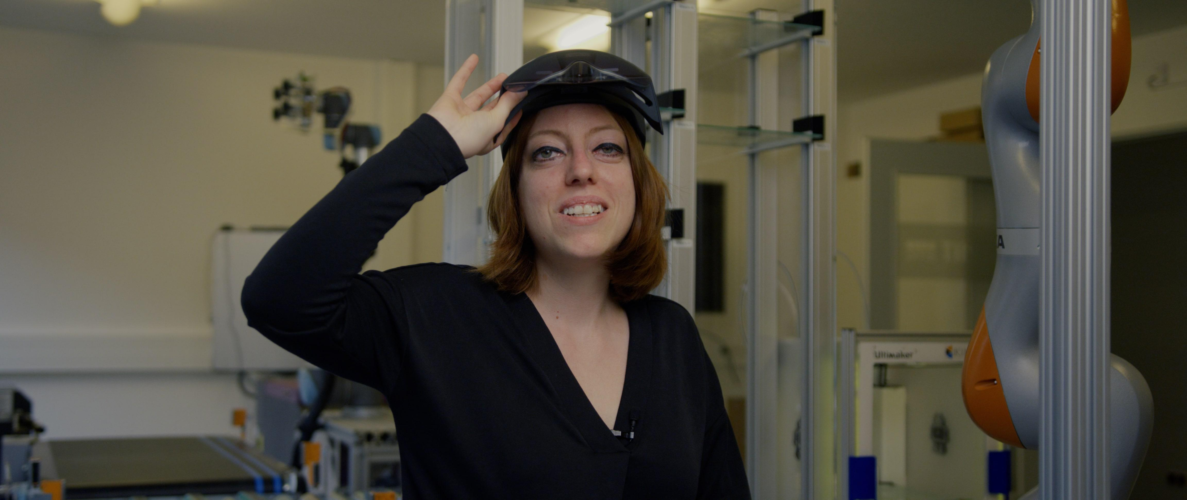 Frau mit Augmented-Reality-Brille auf dem Kopf