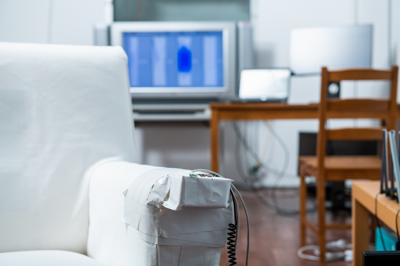 Ein Sessel mit Kabeln