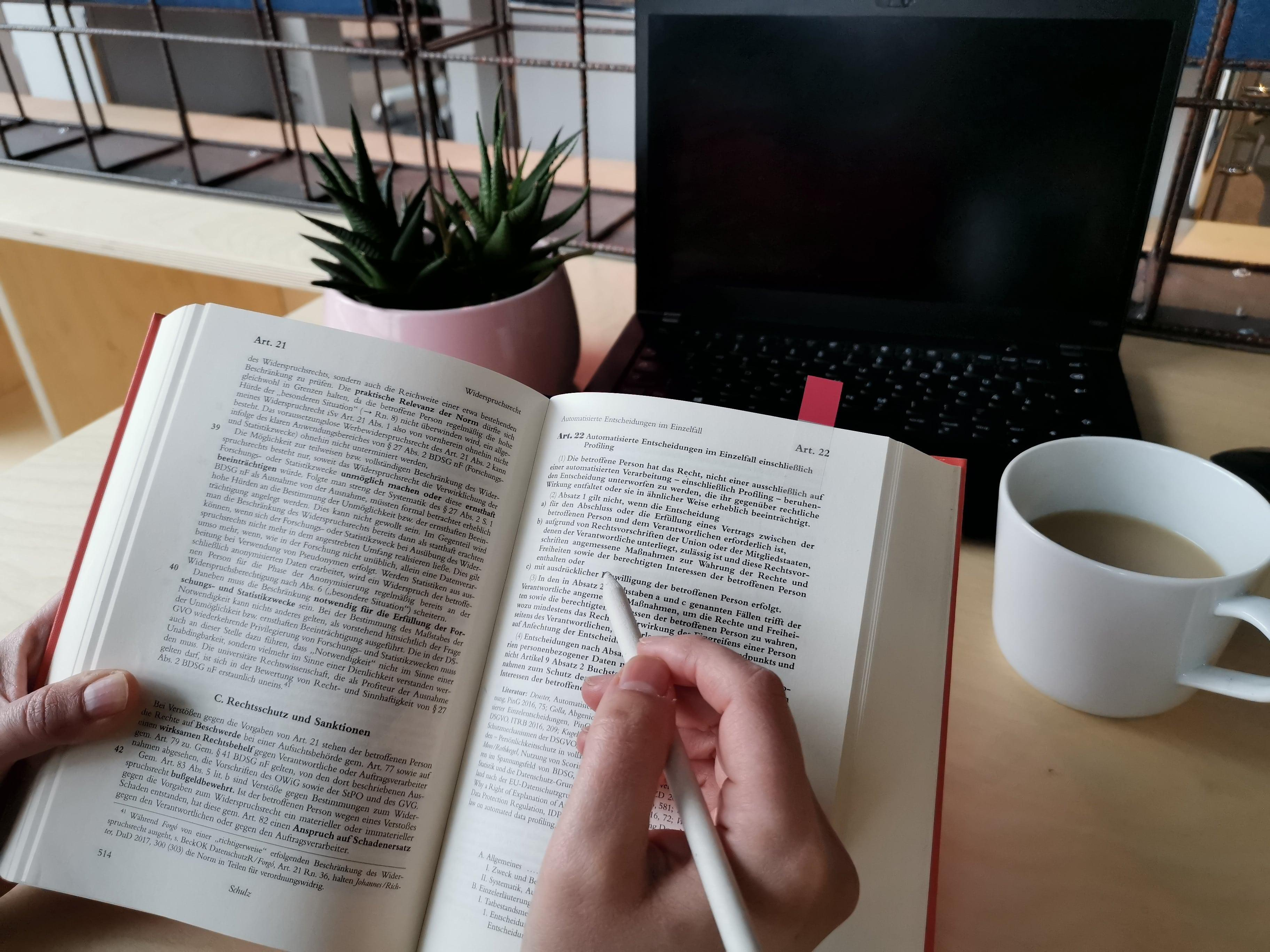 Aufgeschlagenes Buch