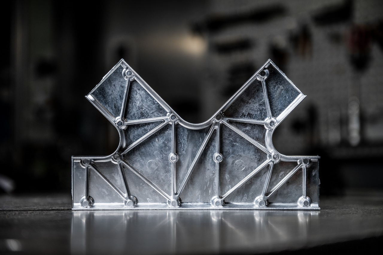 Metallgegenstand auf glatter Oberfläche