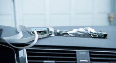 Armatur eines Fahrzeugs mit einer Platine darauf