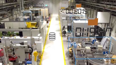 Produktionshalle mit digitaler Zeiteinblendung