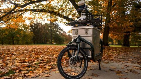 Bild des Fahrrads mit Sensorsystem, das im Herbstlaub steht.
