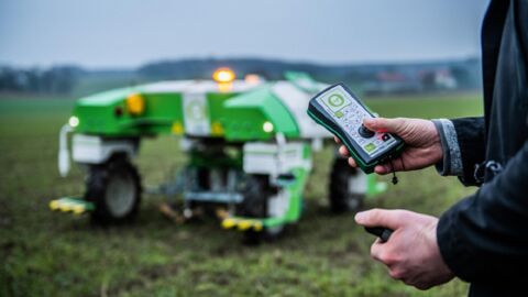 Landwirtschaftliche Maschine fährt über Feld und wird extern gesteuert