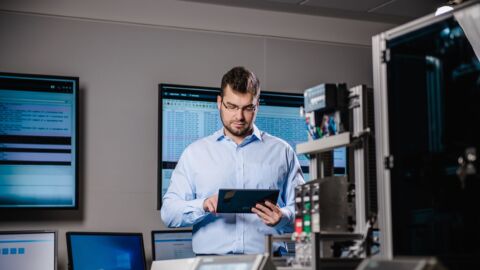 Mann blickt auf Tablet