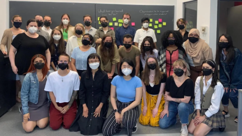 Personengruppe mit Atemschutzmasken