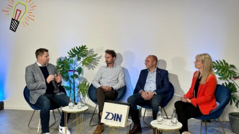 Vier Personen sitzen nebeneinander in einer Diskussionsrunde