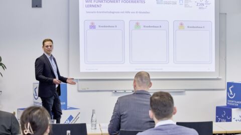 Ein Mann hält eine Präsentation über föderiertes Lernen.