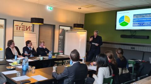 Gruppe von Menschen folgt einer Präsentation