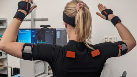 Eine Frau führt eine Übung mit Sensorsystem durch.