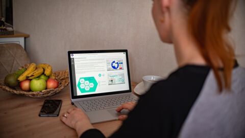 Frau arbeitet am Computer