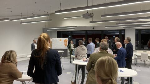 Personen hören einem Vortrag zu