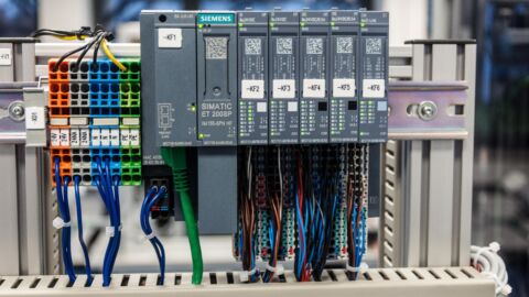 Technische Einheit mit Kabeln und Schaltern