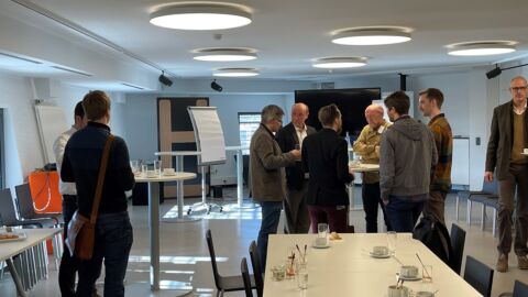 Personen tauschen sich bei einer Tasse Tee aus