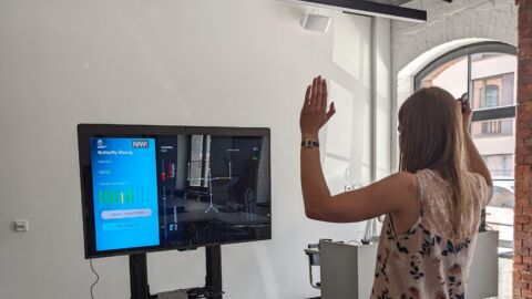 Frau interagiert mit der App