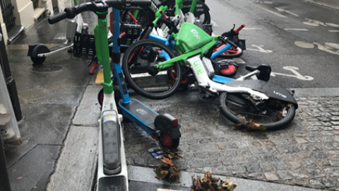 Bild von E-Scootern und umgekippten E-Bikes.