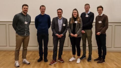 Sechs Personen blicken in die Kamera.
