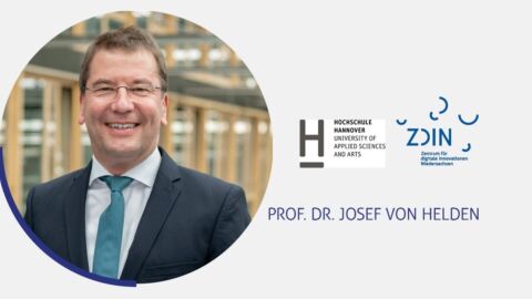 Ein Mann blickt lächelnd in die Kamera