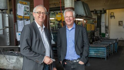 Zwei Männer stehen nebeneinander.