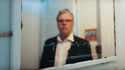 Ein Spiegel zeigt die Vitalparemeter einer Person.