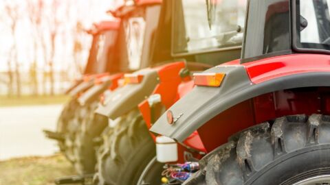 Bild von der Seite von drei Traktoren nebeneinander