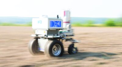 Der Roboter der DFKI fährt auf einem Feld