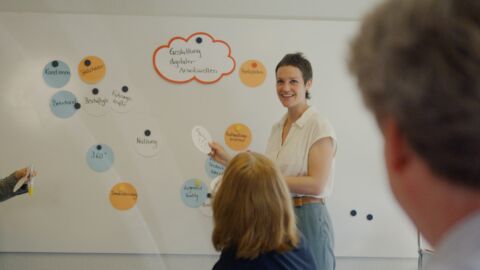 Zwei Frauen präsentieren Post-Its