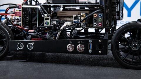 Gerät mit Rädern, Kabeln und Anschlüssen