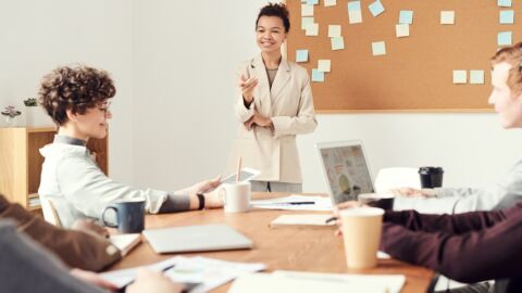 Mehrere Personen in einem Konferenzraum besprechen etwas