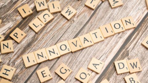 Das Wort Innovation wurde aus Scrabble Buchstaben gelegt.