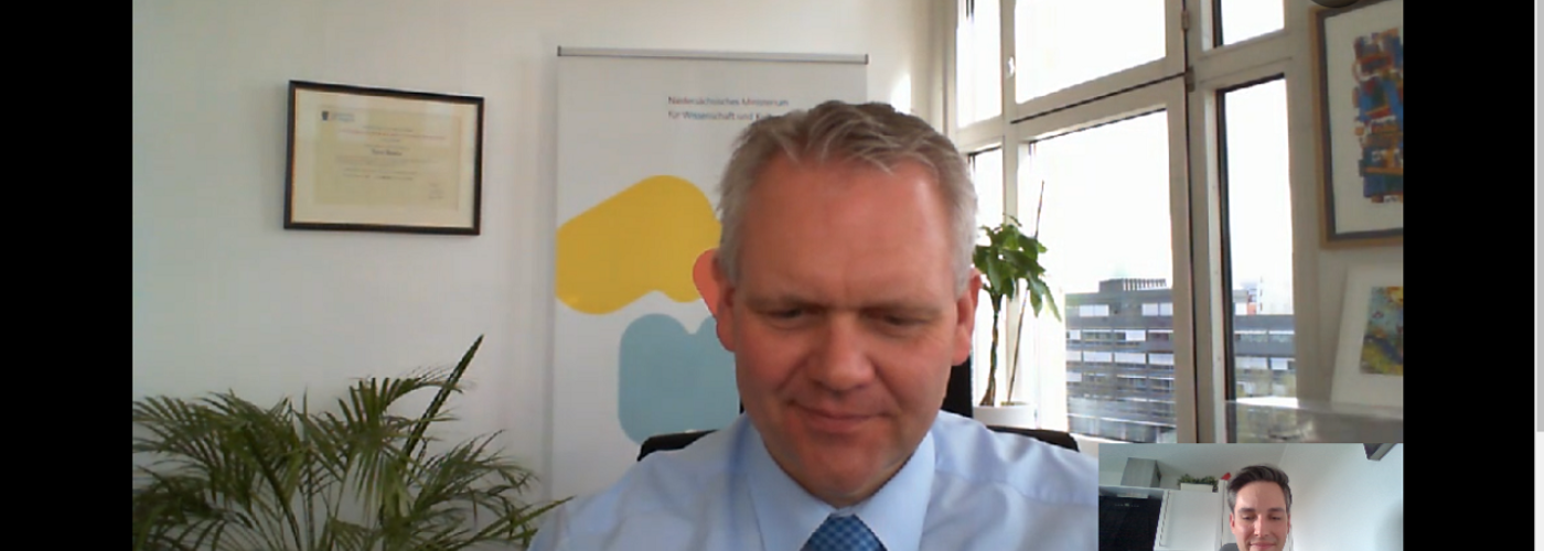 Screenshot von zwei Personen in einer Videokonferenz