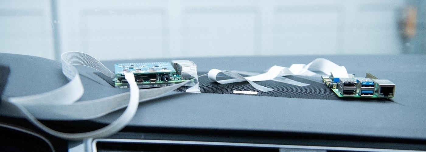 Armatur eines Fahrzeugs mit einer Platine darauf