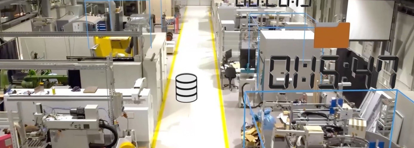 Produktionshalle mit digitaler Zeiteinblendung