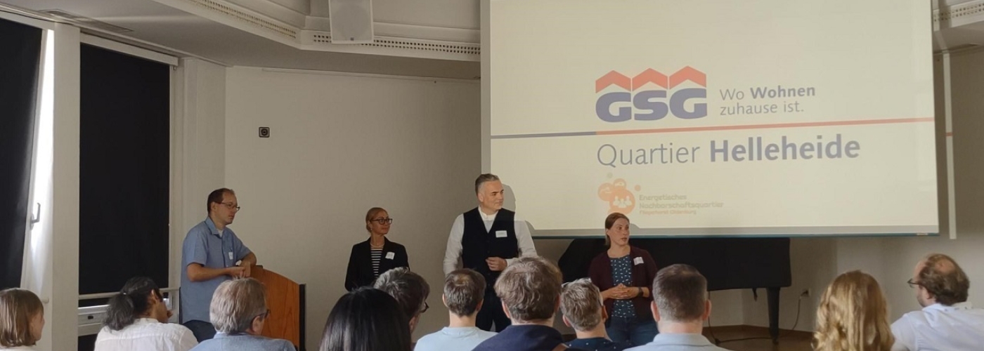 Ein Publikum folgt einer Präsentation