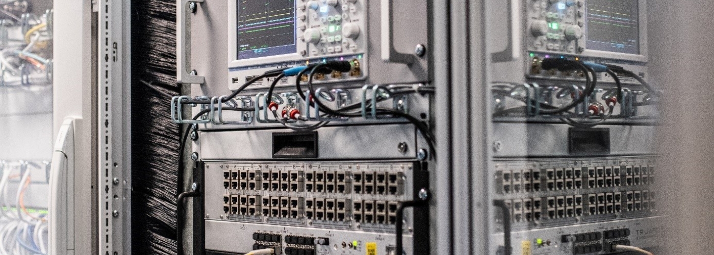 Technische Einheit mit Kabeln und Bildschirmen zur Bedienung