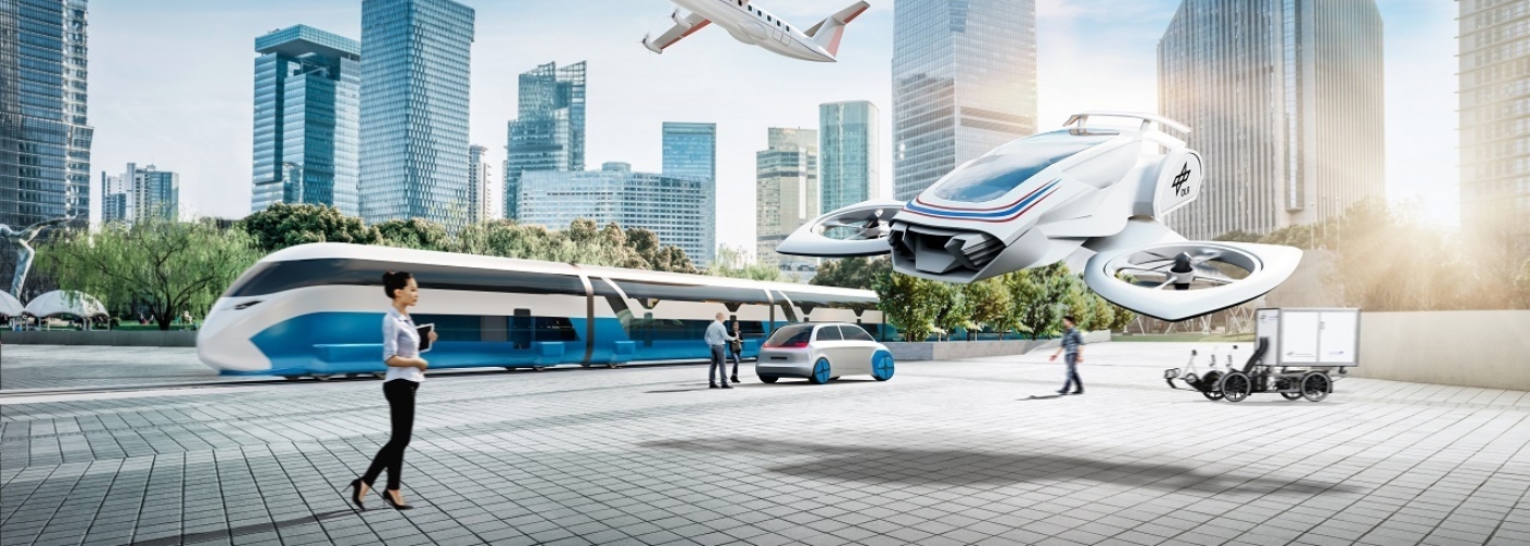 hypothetische Zukunftsstadt mit diversen Fahrzeugen und innovativen Lösungen