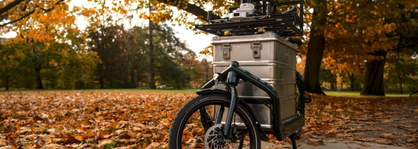 Bild des Fahrrads mit Sensorsystem, das im Herbstlaub steht.